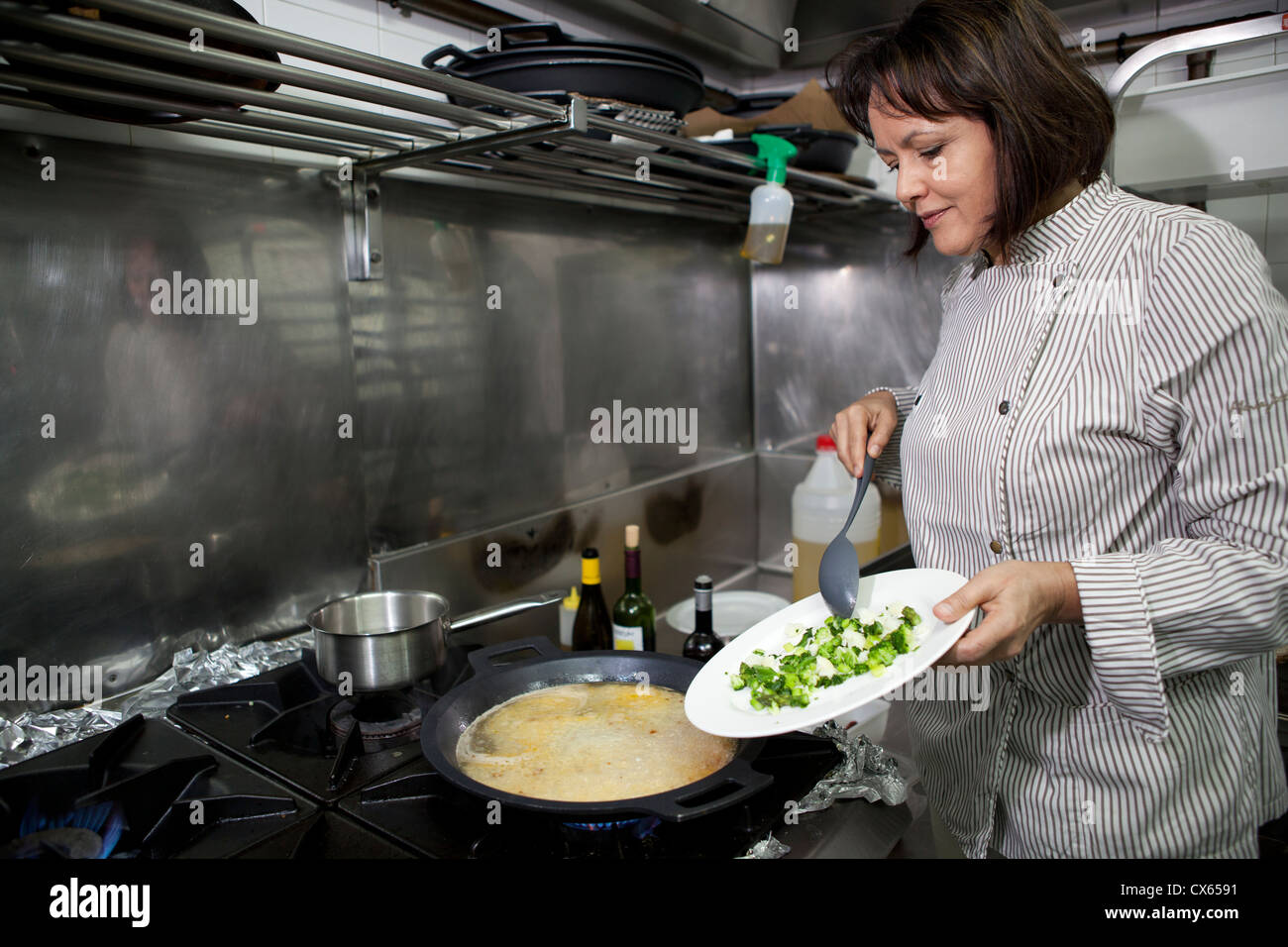 La cuisson de la Paella Alicante Espagne Banque D'Images