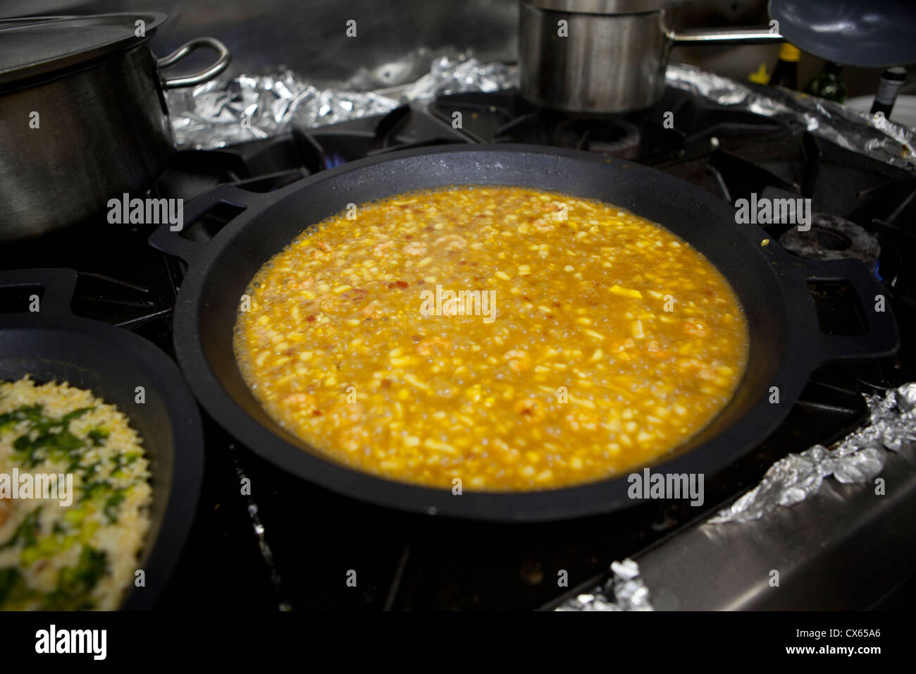 La cuisson de la Paella Alicante Espagne Banque D'Images