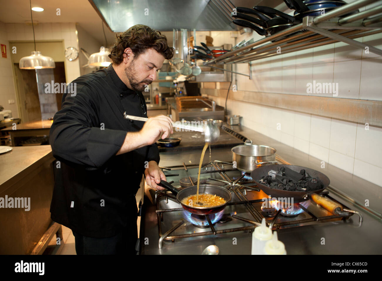 La cuisson de la Paella Alicante Espagne Banque D'Images