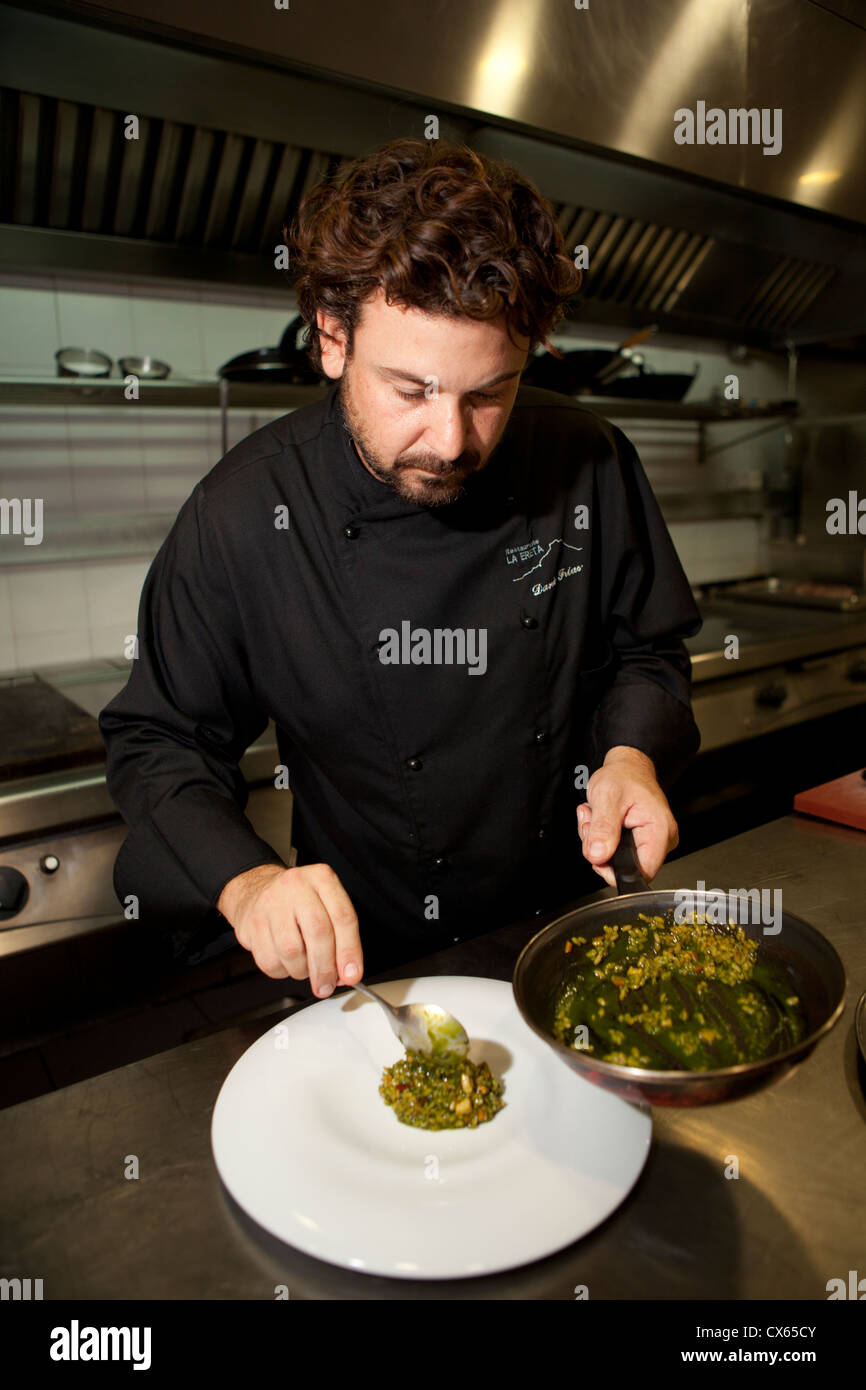 La cuisson de la Paella Alicante Espagne Banque D'Images