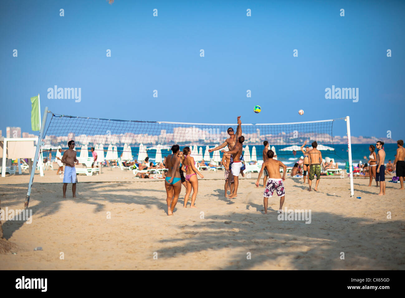 Les gens jouer au volley-ball sur plage Alicante Espagne Photo Stock - Alamy