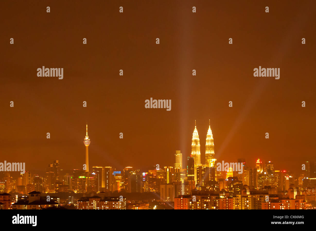 Kuala Lumpur, Malaisie skyline avec les Tours Petronas et de la KL Tower at night / soirée. Banque D'Images