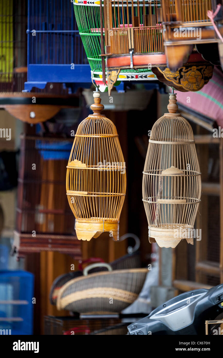 Cages sur le marché aux oiseaux à Yogyakarta Indonésie Banque D'Images