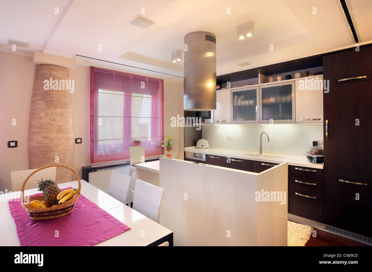 L Interieur D Une Maison Moderne Vue Sur Salle A Manger Et