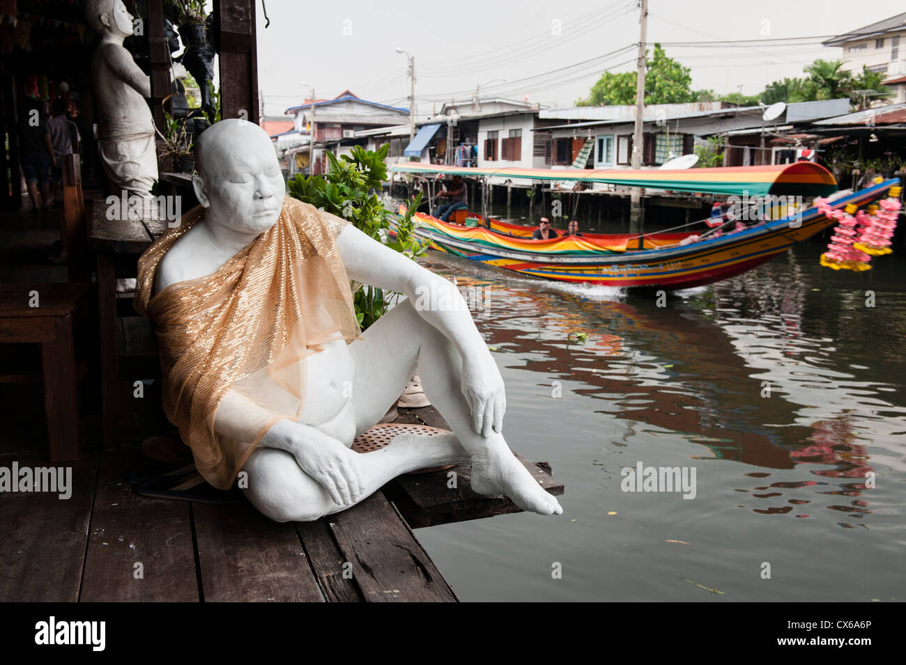 Visite à Baan Sinlapin sur le côté ouest de Bangkok dans l'Khlong Bang Luang artist village. Banque D'Images