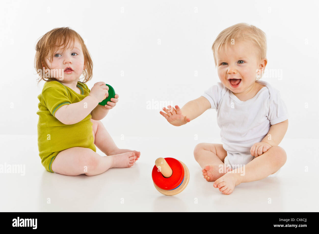 Deux bébés à jouer ensemble Banque D'Images