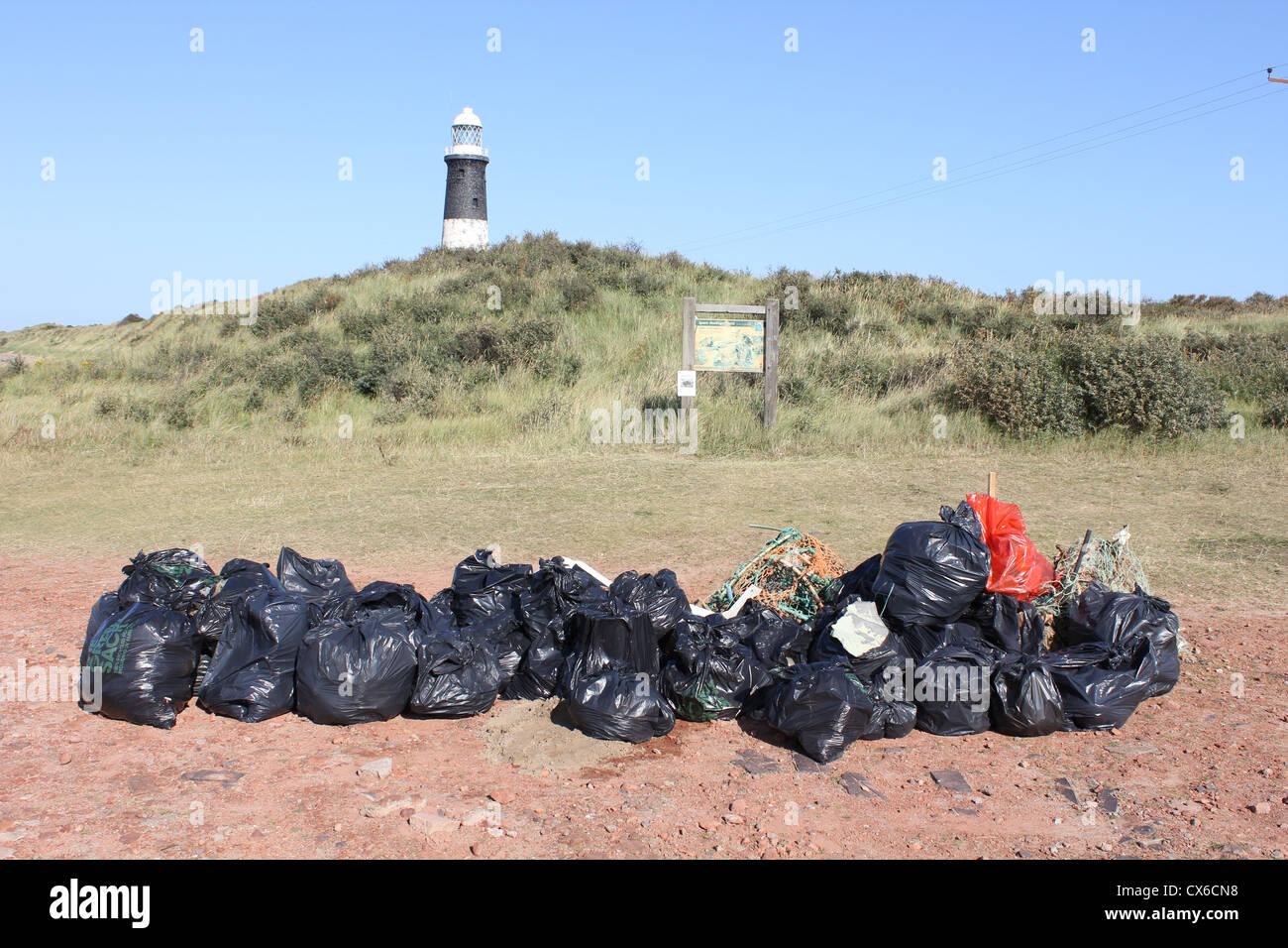 Plage de la litière recueillies au point de rejeter dans le cadre de la Big Weekend Beachwatch organisé par MC et YWT. Banque D'Images