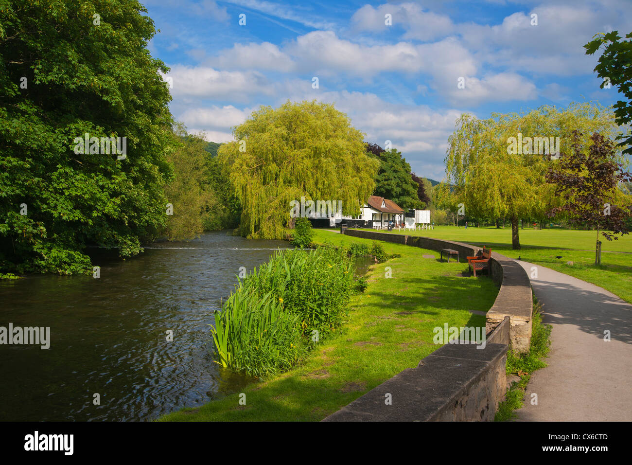 Rivière Wye, Bakewell, Cricket Pavilion, Derbyshire, Peak District, England, UK Banque D'Images