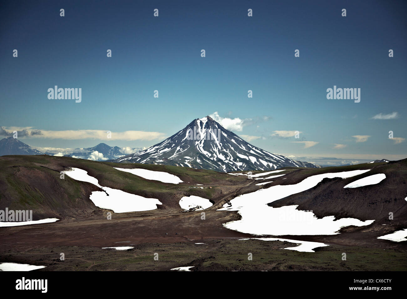 Plaques de neige dans une vallée en face du volcan Koryaksky, Russie Banque D'Images