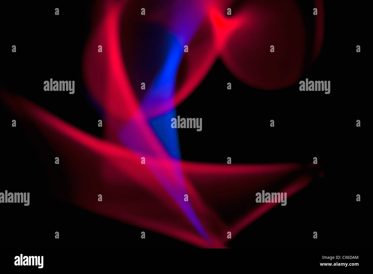 Résumé Les modèles de lumière bleu et rouge sur fond noir Banque D'Images