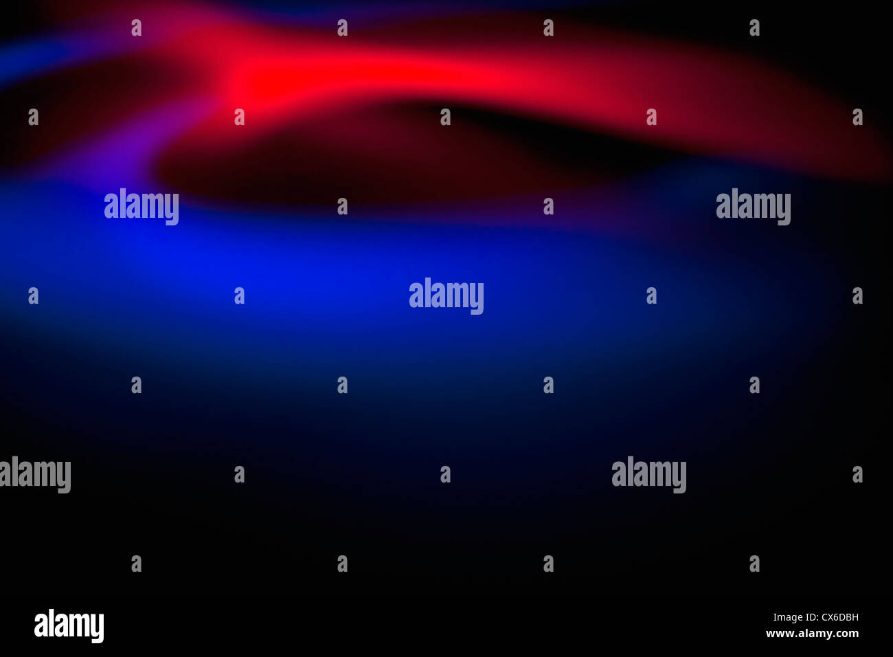 Résumé Les modèles de lumière bleu et rouge sur fond noir Banque D'Images