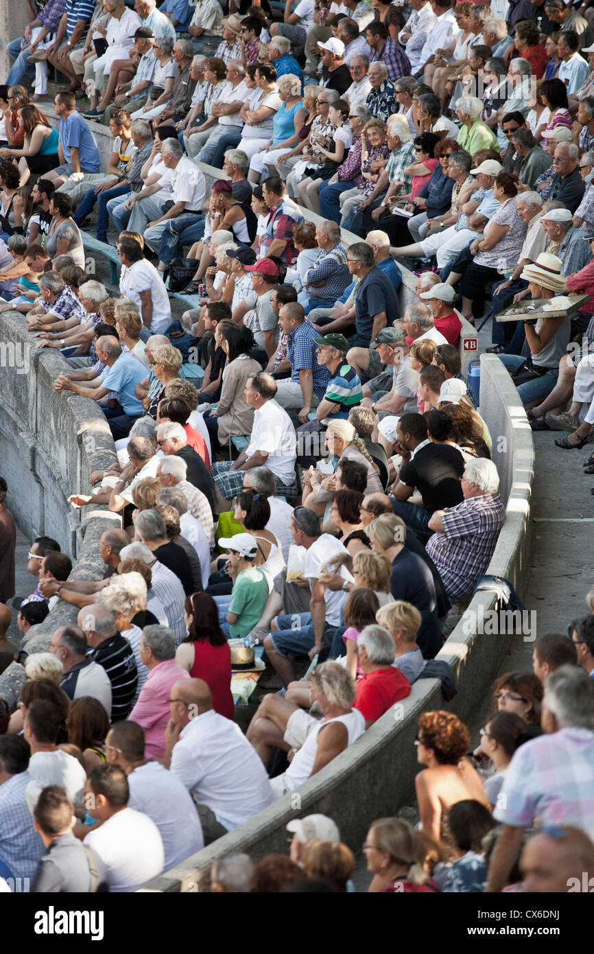 Détail d'une foule dans une arène de sports Banque D'Images
