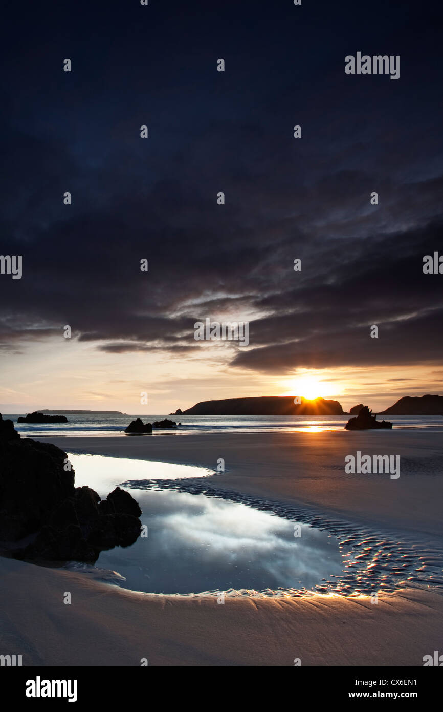 Le soleil se couche sur Marloes beach à Pembrokeshire, Pays de Galles, Royaume-Uni Banque D'Images