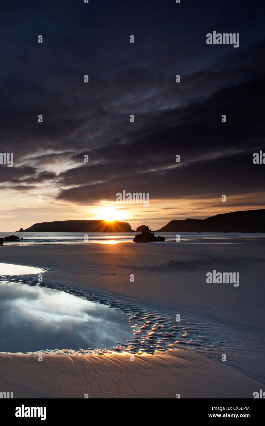Le soleil se couche sur Marloes beach à Pembrokeshire, Pays de Galles, Royaume-Uni Banque D'Images