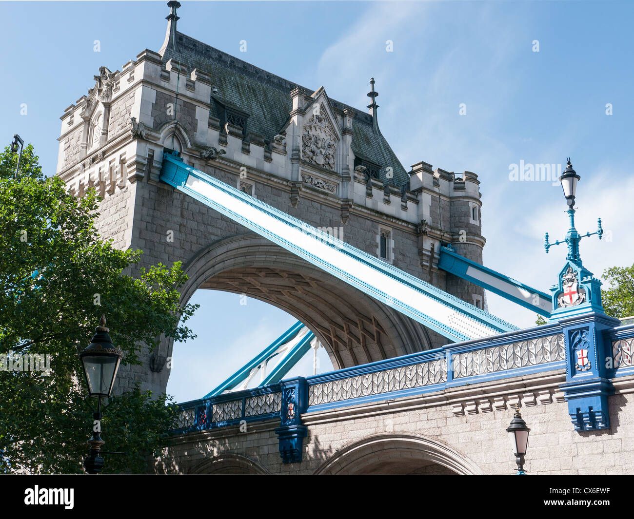 La tour Sud de Tower Bridge avec lampe et standard Coat of Arms, London, UK Banque D'Images