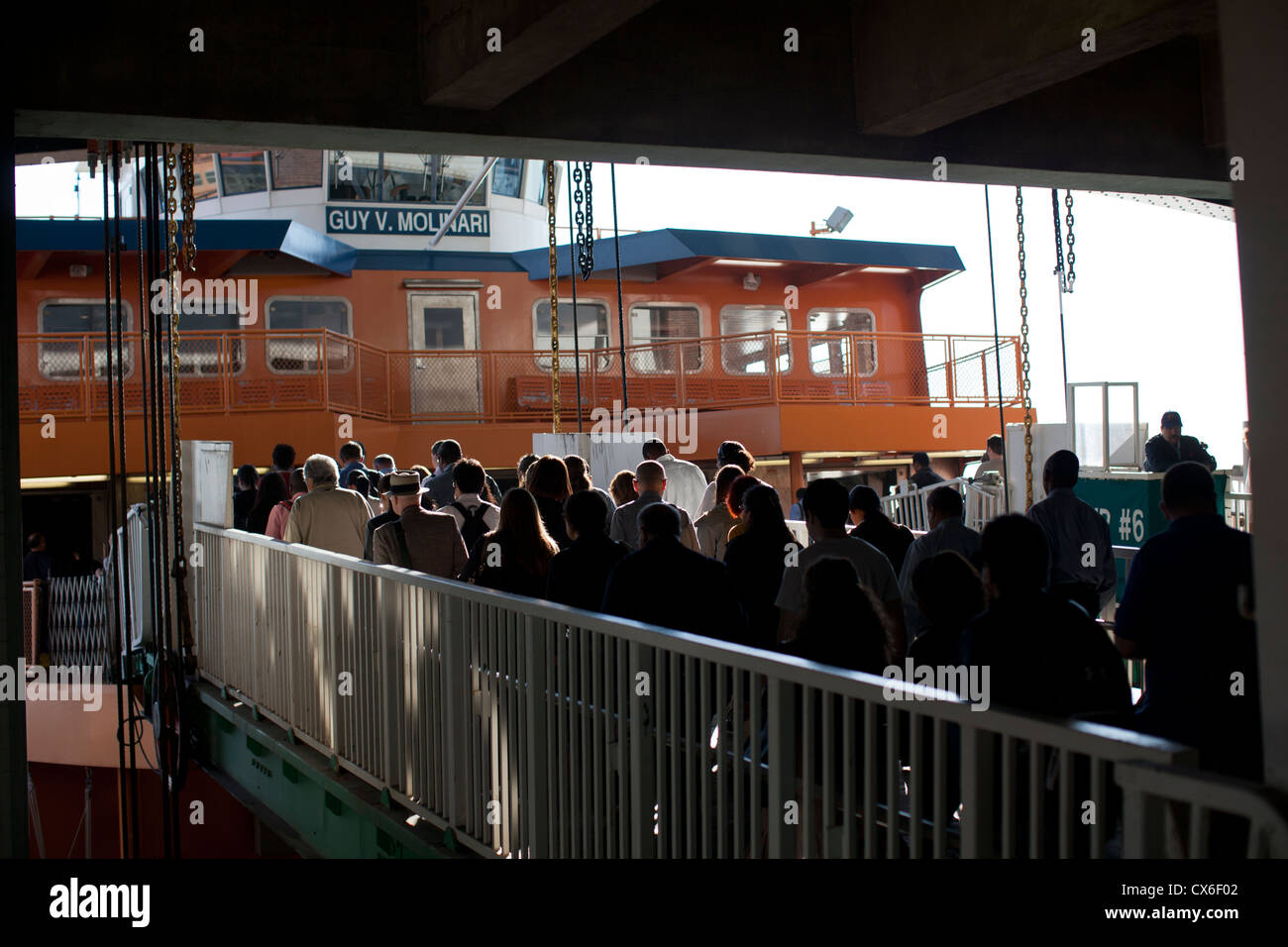 Matin les passagers sur le ferry pour Staten Island le bateau pour New York à Saint-george Terminal. Banque D'Images