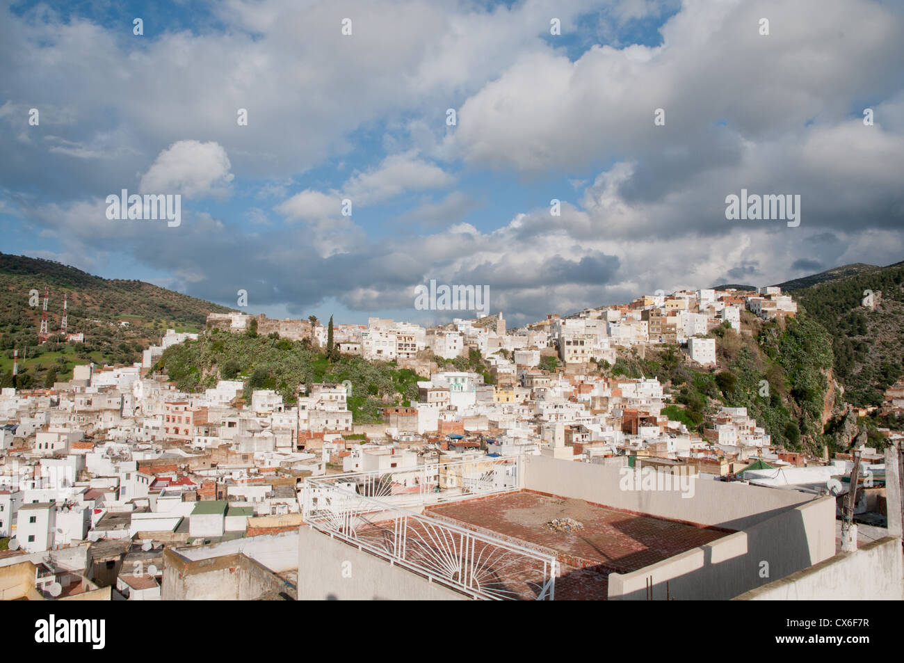 La ville sainte de Moulay Idriss Zerhoun spectaculaire sous les nuages. Banque D'Images