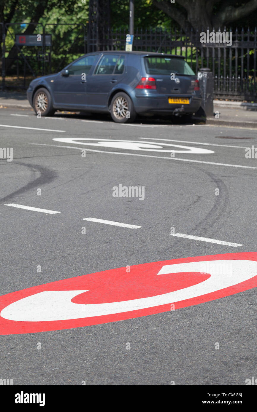 Congestion charge sign on the road, Londres, UK Banque D'Images