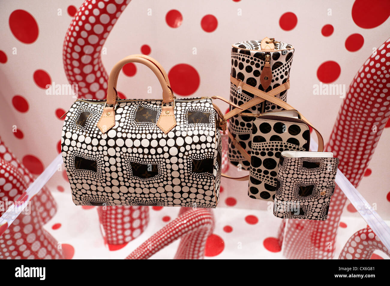 Sacs à main Louis Vuitton store at ion Orchard avec collection par artiste japonaise Yayoi ...