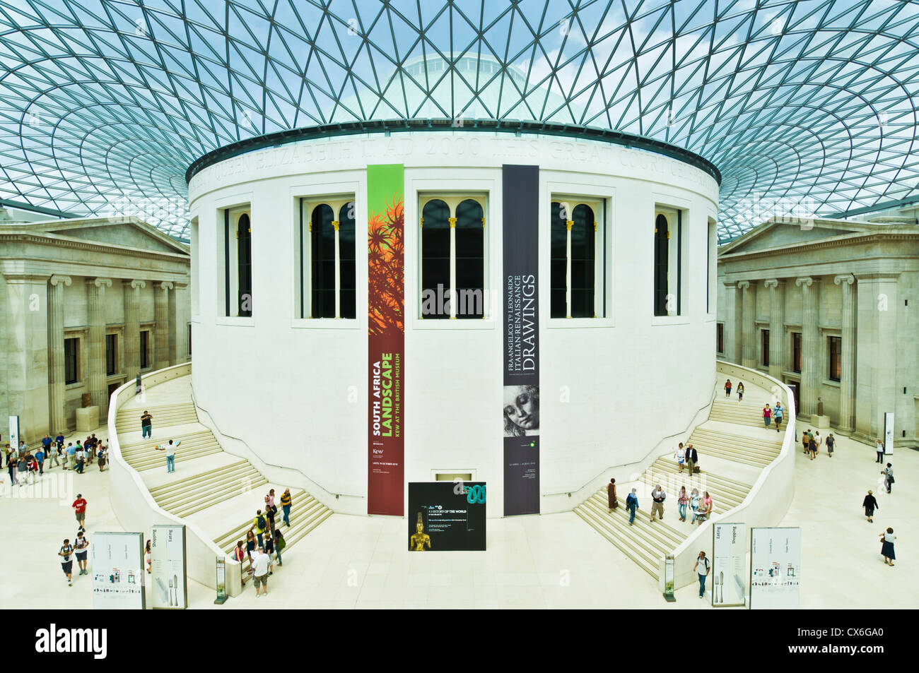 La reine Elizabeth II 'grand' Cour toit en verre conçu par l'architecte Norman Foster British Museum London UK GB EU Europe Banque D'Images