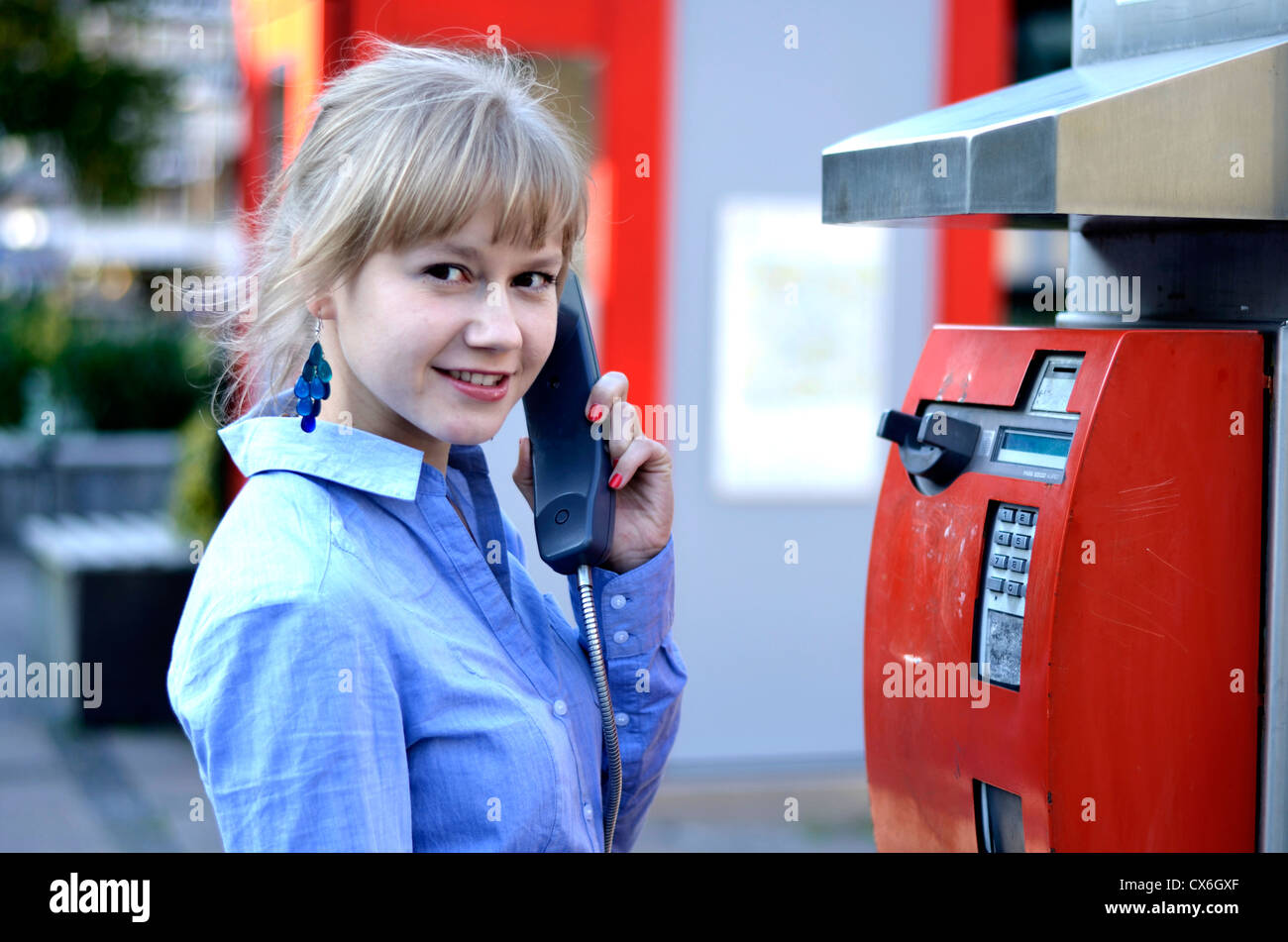 Une belle jeune fille est en attente d'un appel et a ramassé le téléphone. Banque D'Images