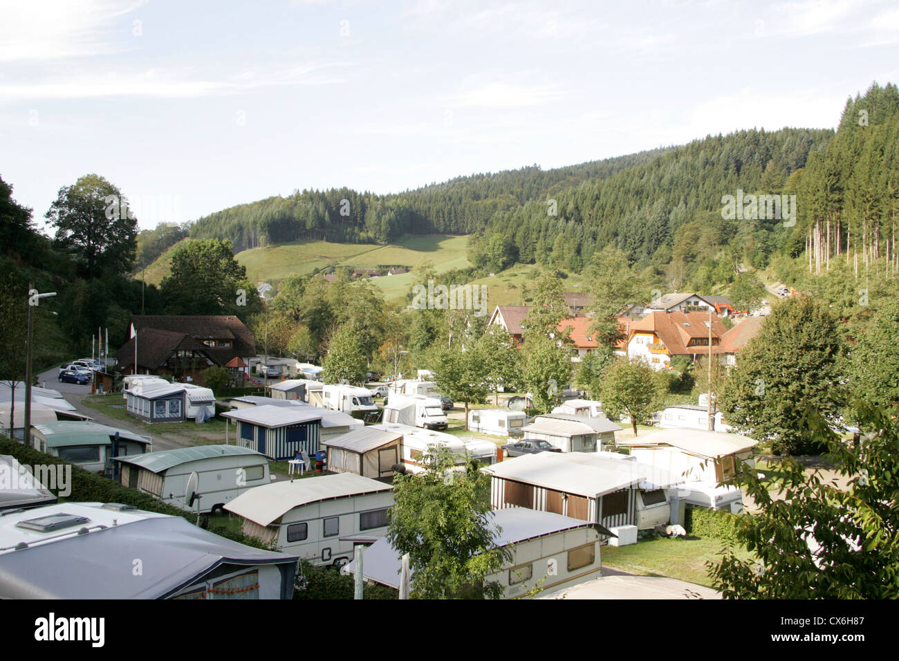 Camping en Bavière en Allemagne. Destination de vacances européen traditionnel camping. Caravanes avec fond blanc forrest Banque D'Images