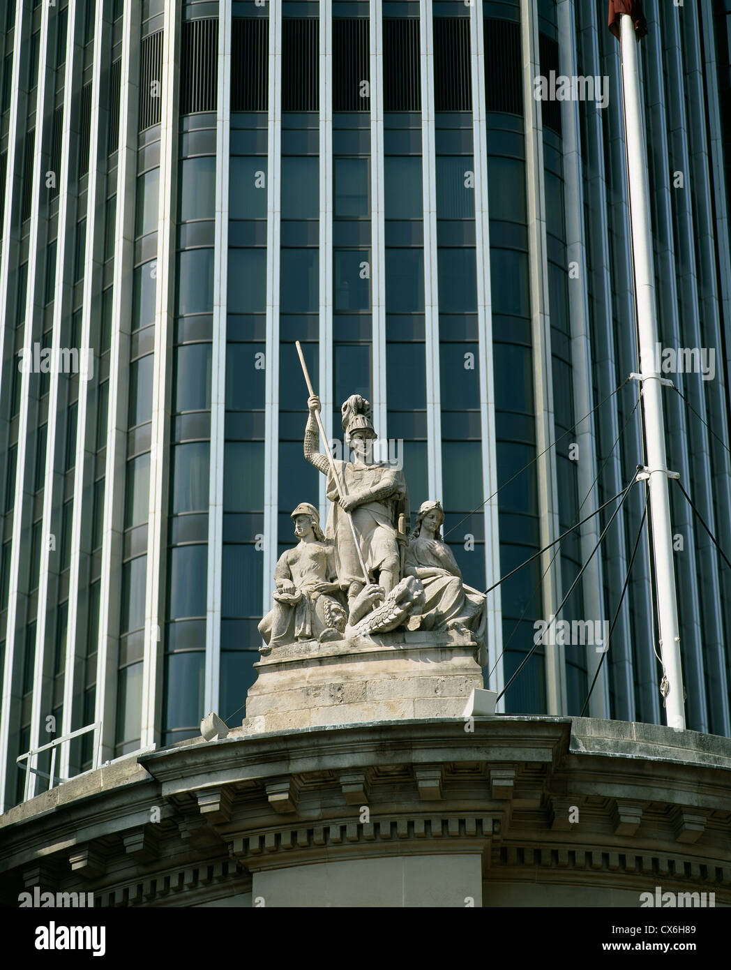 Statue de Saint Georges terrassant un dragon ( ?) à l'extérieur de la tour 42 (anciennement Nat West Tower), 25, rue large de Londres. Banque D'Images