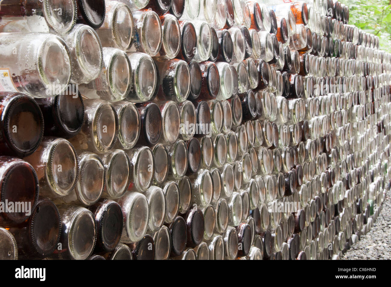 Pour recycler les bouteilles de bière empilées Banque D'Images