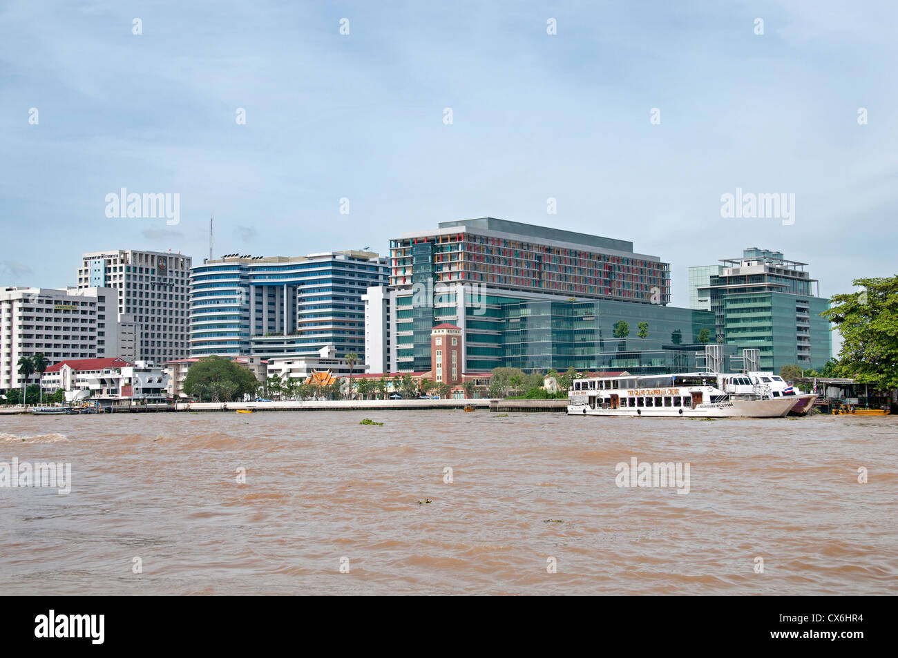 Le trafic sur la rivière Chao Phraya et horizon de Bangkok Thaïlande Banque D'Images