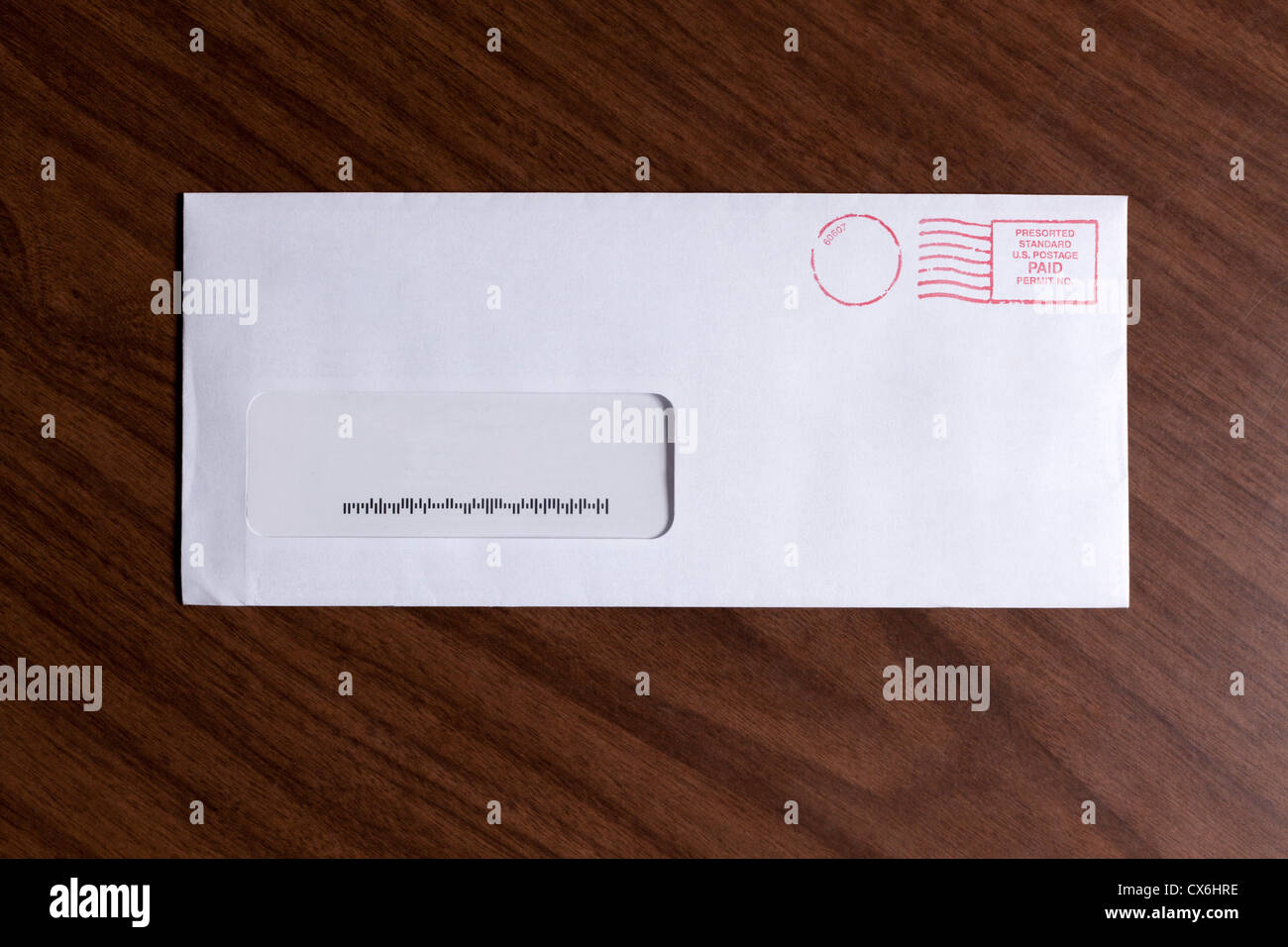 Une fenêtre enveloppe avec aucune adresse, mais un code-barres et des timbres d'encre rouge Banque D'Images