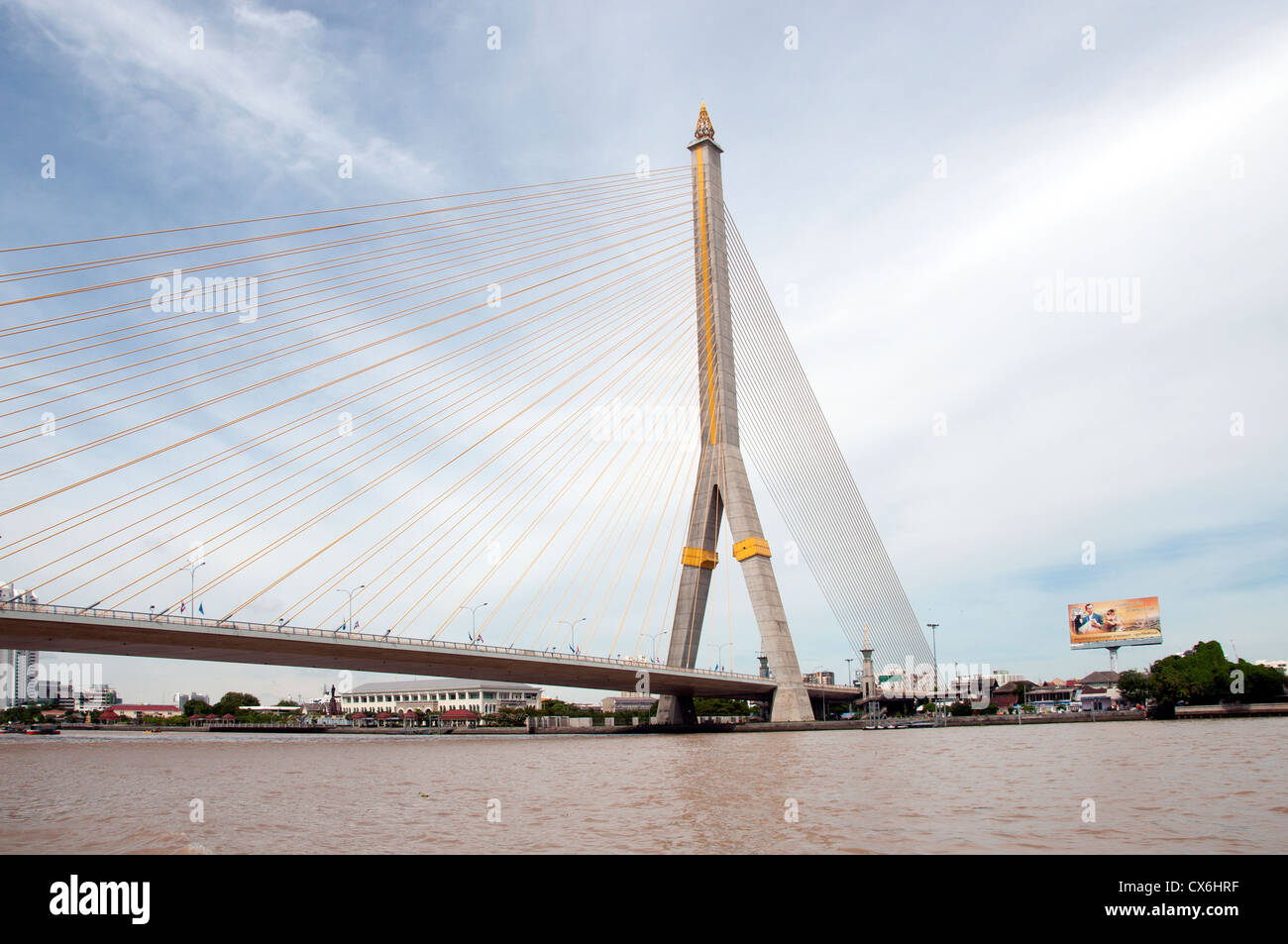 Le trafic sur la rivière Chao Phraya et horizon de Bangkok Thaïlande Banque D'Images