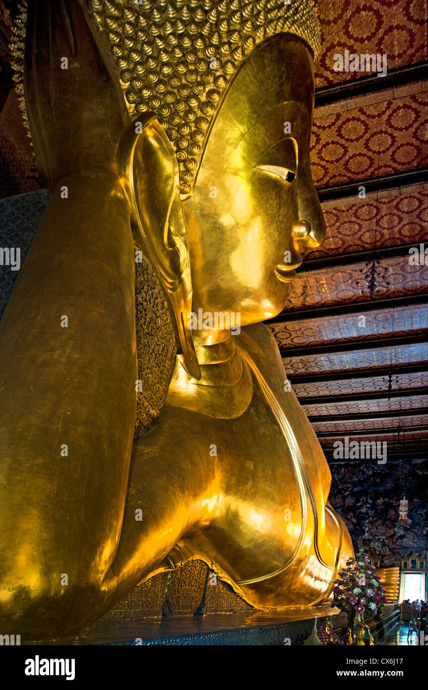 Grande statue de Bouddha Doré inclinables (Phra Buddhasaiyas) Wat Pho à Bangkok 46 m de long en Thaïlande Banque D'Images