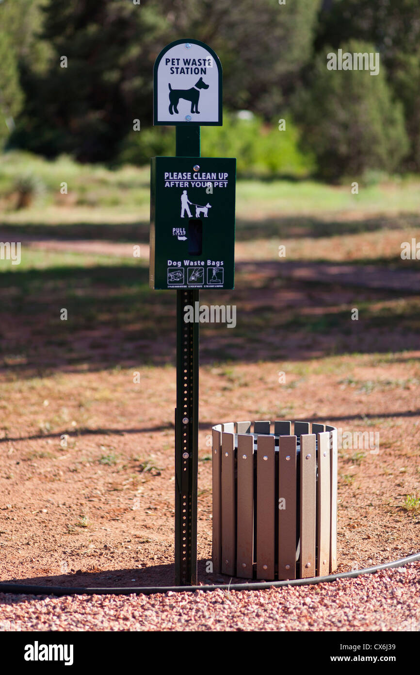 Un signe et un bac pour les déchets animaux dans un parc Banque D'Images