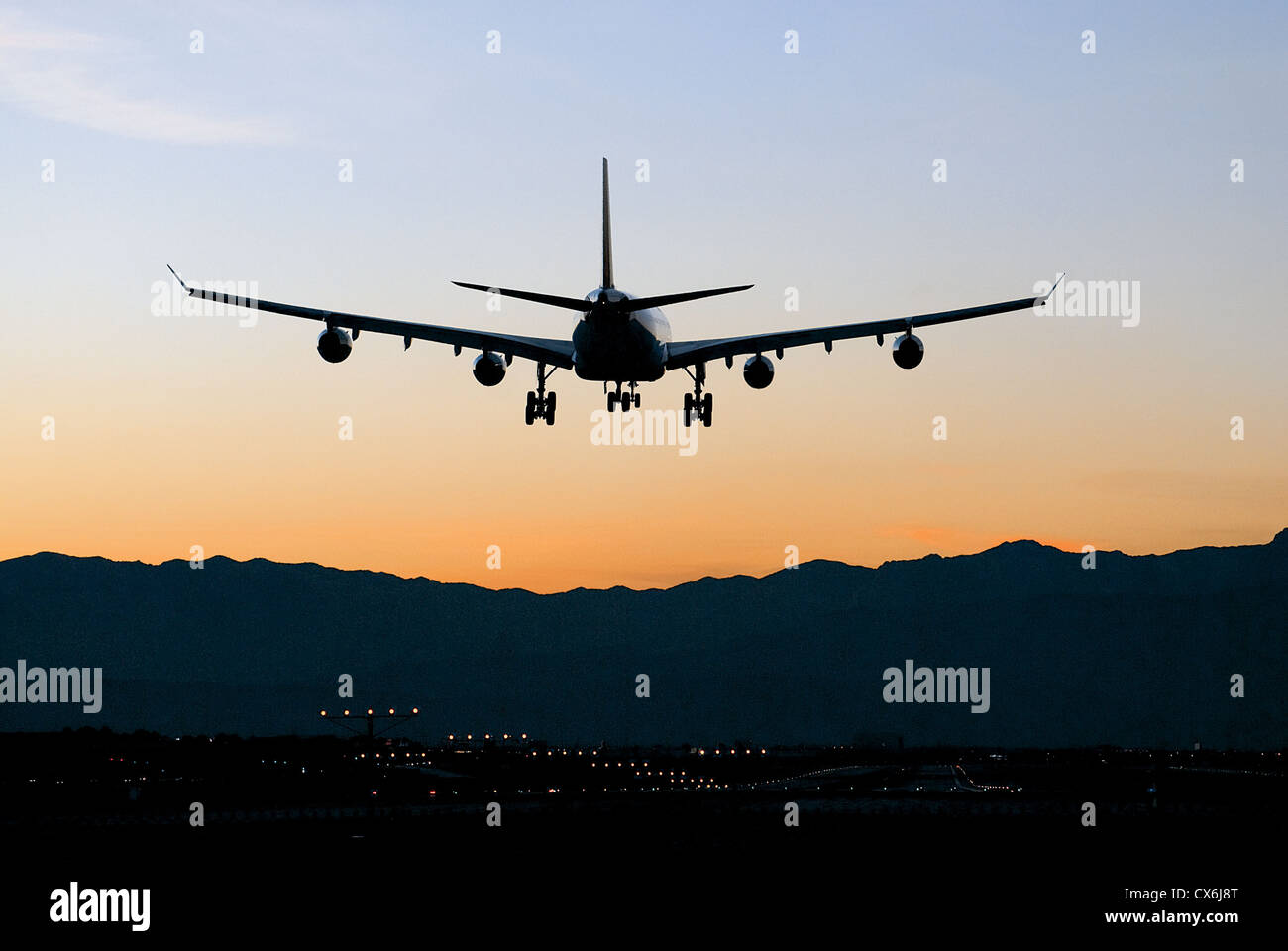 L'atterrissage de l'avion au coucher du soleil l'aéroport international McCarran de Las Vegas, Nevada Banque D'Images
