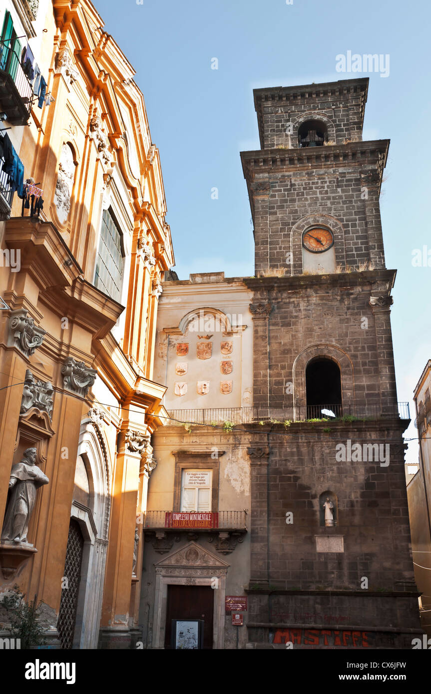 Statue et le clocher de San Lorenzo, Naples, Italie Banque D'Images