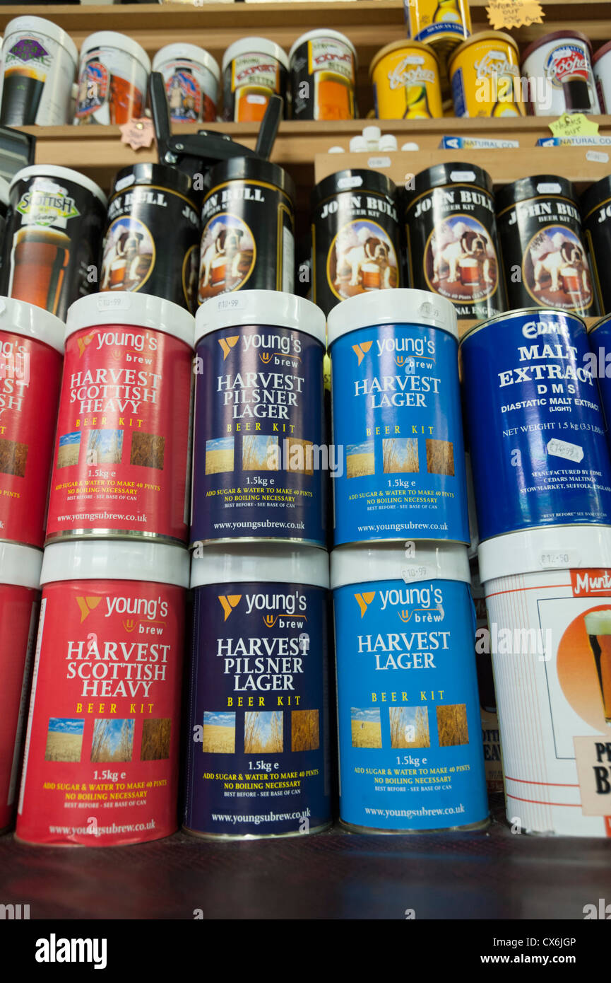 Accueil kits de brasser de la bière en vente sur une étagère de magasin. Banque D'Images
