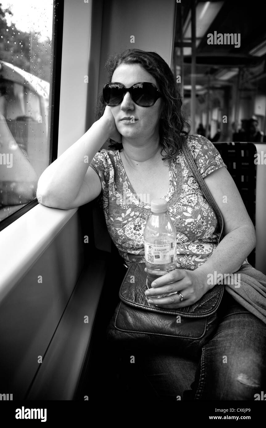 Woman relaxing on train fenêtre d Banque D'Images