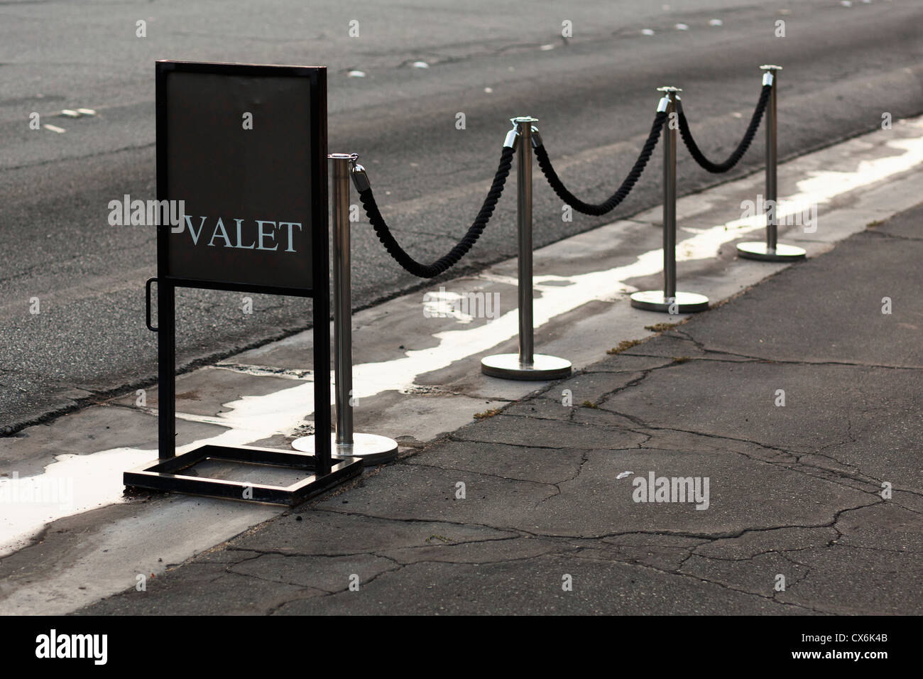 Signer et chandeliers pour le service de voiturier Banque D'Images