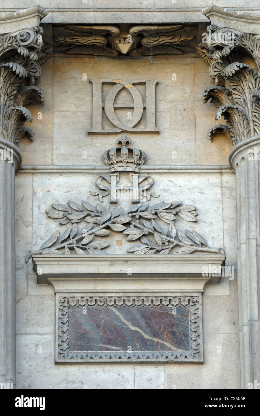 Paris, France. Palais du Louvre - Cour Carree. Monogramme (voir la description pour plus de détails) Banque D'Images