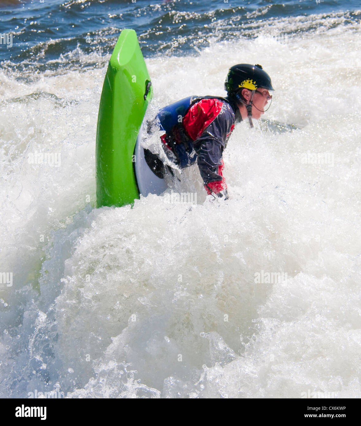 USA, pour les enfants en kayak freestyle rapides sur la rivière Payette près de Boise, Idaho Banque D'Images