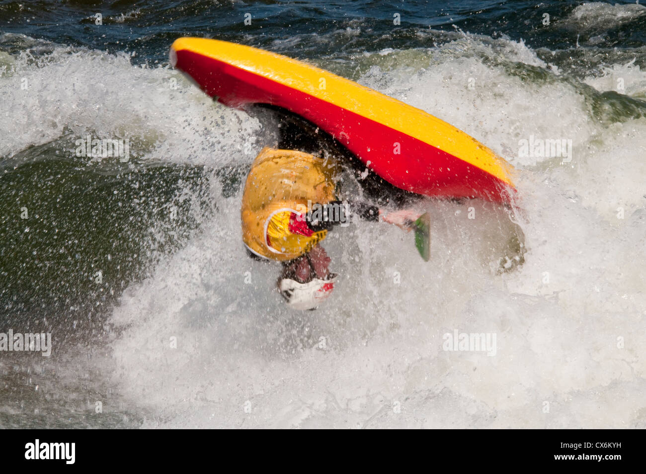 USA, Freestyle kayaker concurrentes dans la cascade de kayak freestyle National Championships en cascade, Colorado Banque D'Images