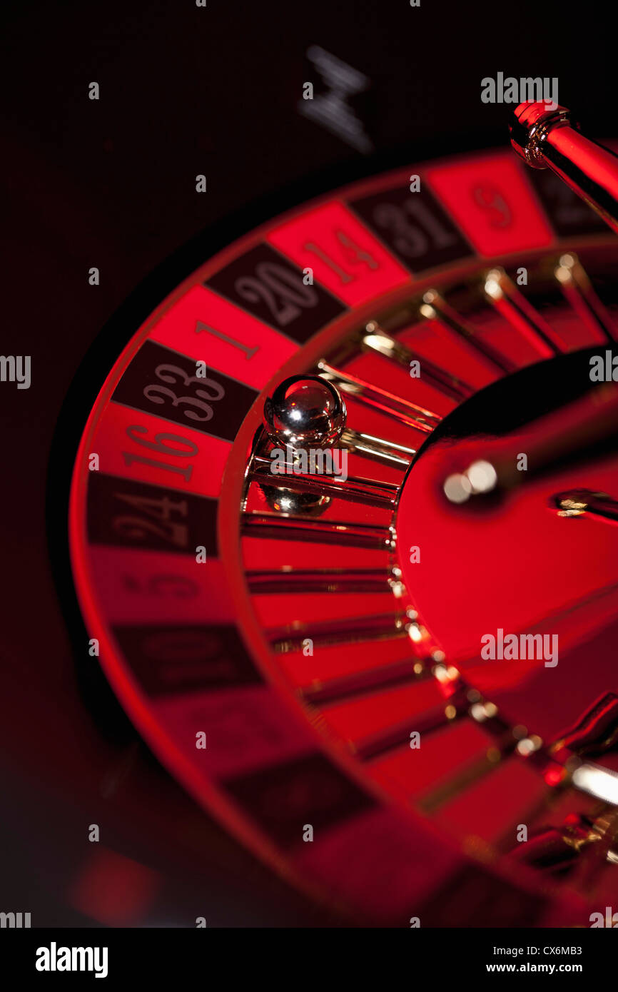 Une roue de roulette fixe avec la balle sur le nombre 33 Banque D'Images