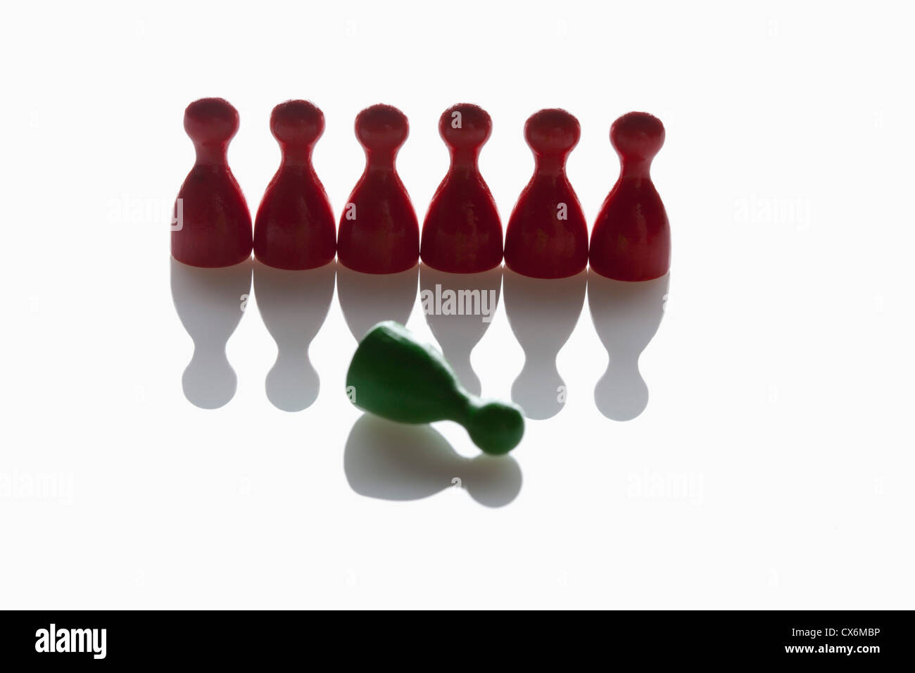 Une rangée de pièces de jeu rouge vert avec un morceau de tomber en face d'eux Banque D'Images