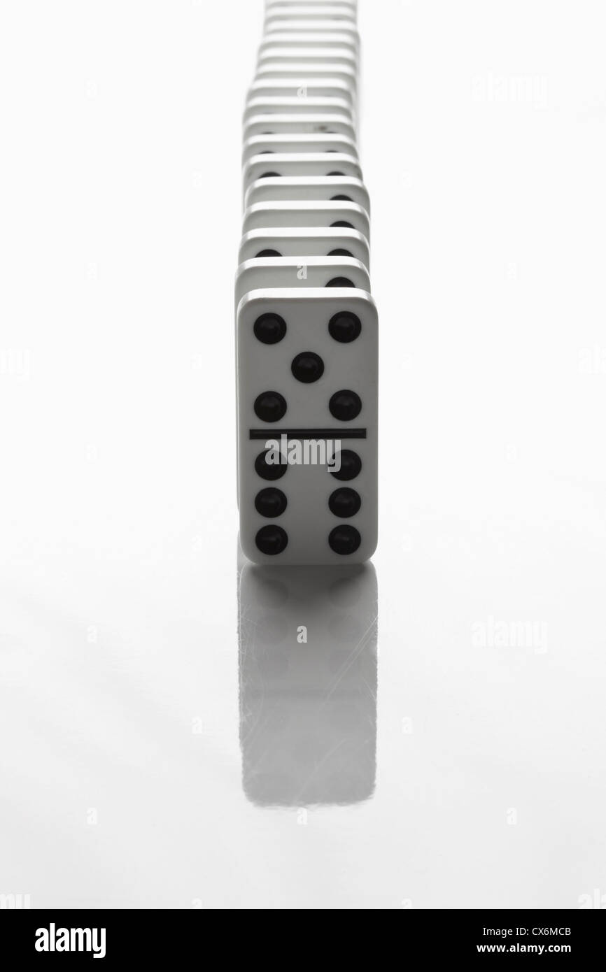 Une rangée de dominos, close-up, la diminution optique Banque D'Images