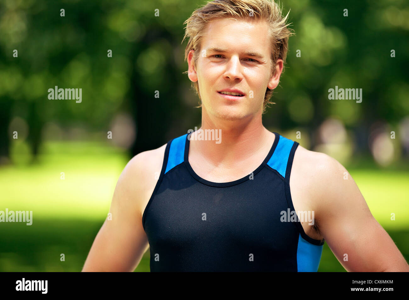 Portrait d'un séduisant jeune athlète à la park Banque D'Images