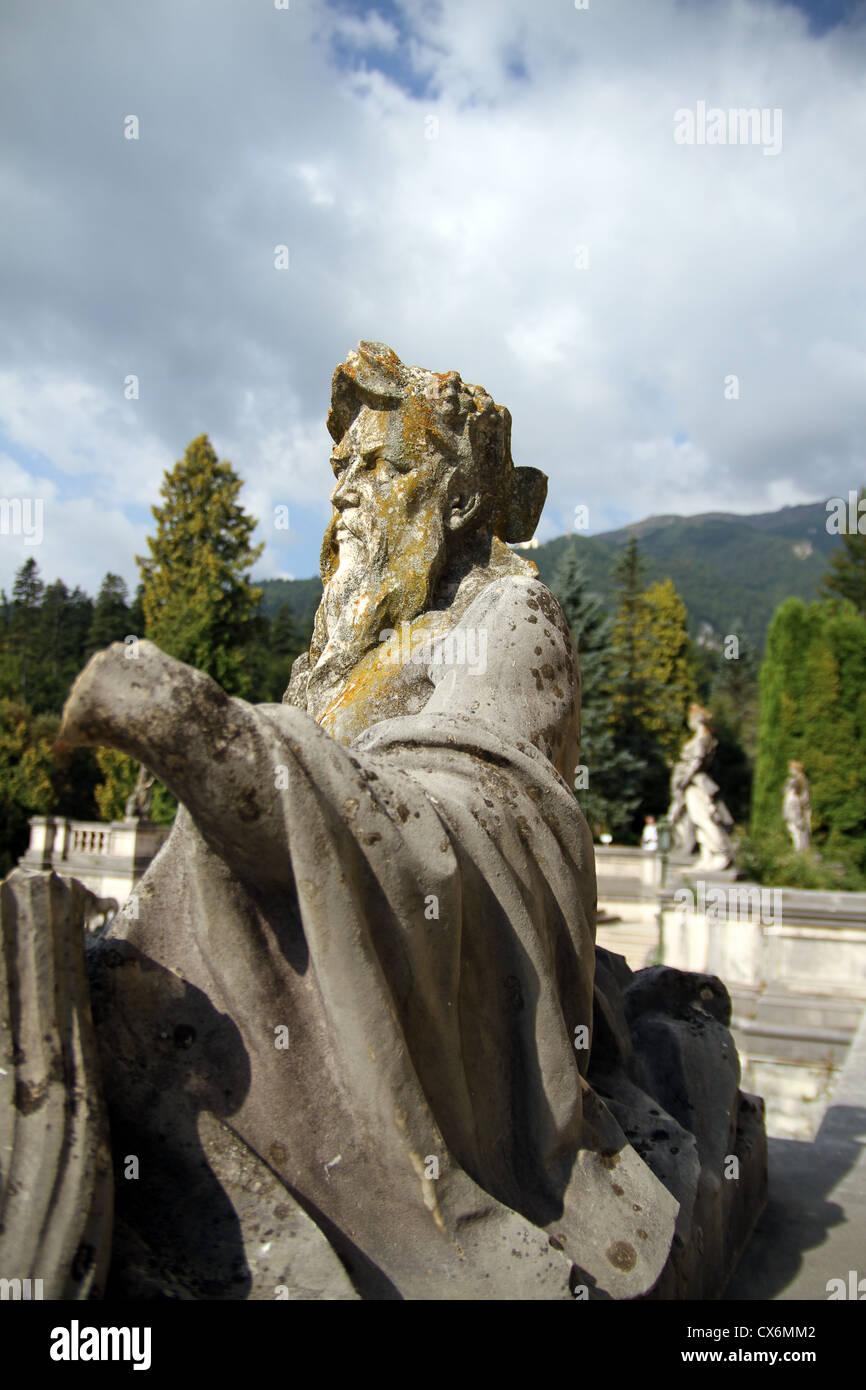 Statue dans le château de Peleș (Roumain : Castelul Peleș kasˈtelul ˈPeleʃ []) est un château néo-renaissance dans les Carpates. Banque D'Images