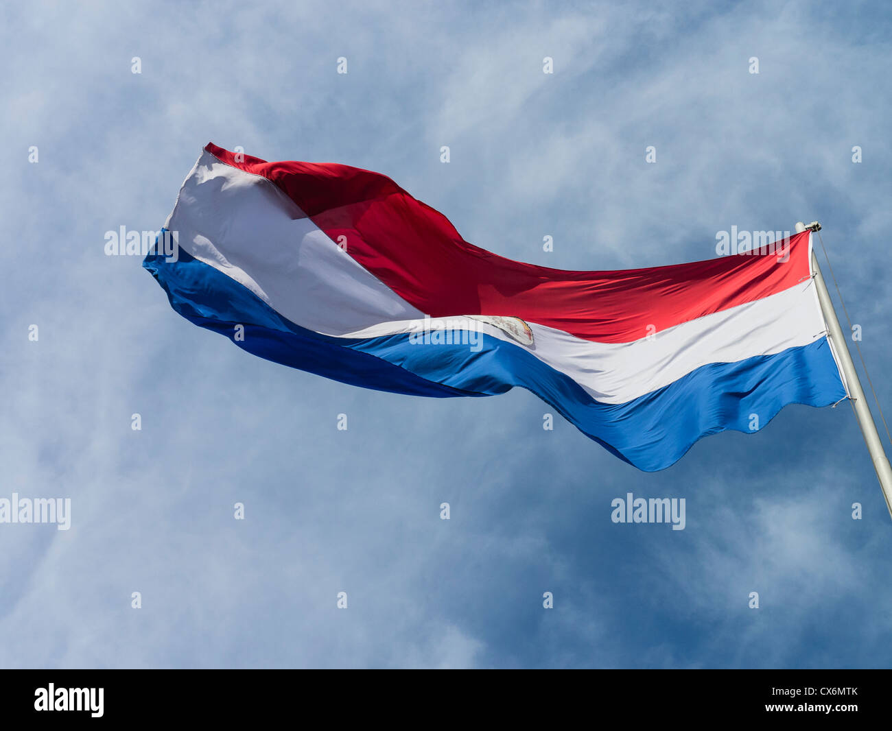 Le drapeau du Paraguay vole au-dessus de l'hôtel Palacio de López à Asunción, Paraguay. Banque D'Images