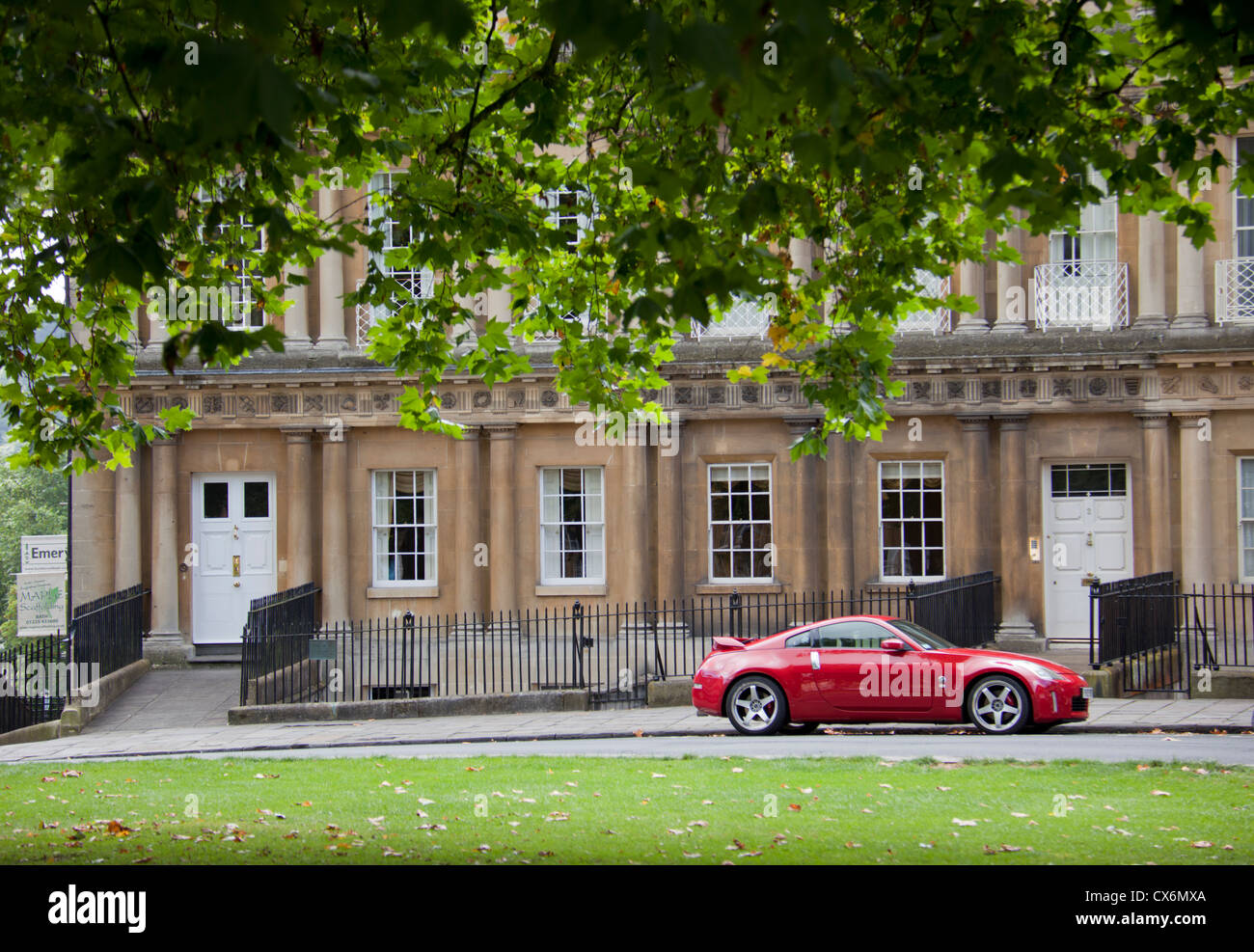 Une voiture de sport rouge garée dans le Cirque, ville de Bath, Angleterre. Site classé au patrimoine mondial de l'UNESCO, Somerset, Angleterre, Royaume-Uni Banque D'Images