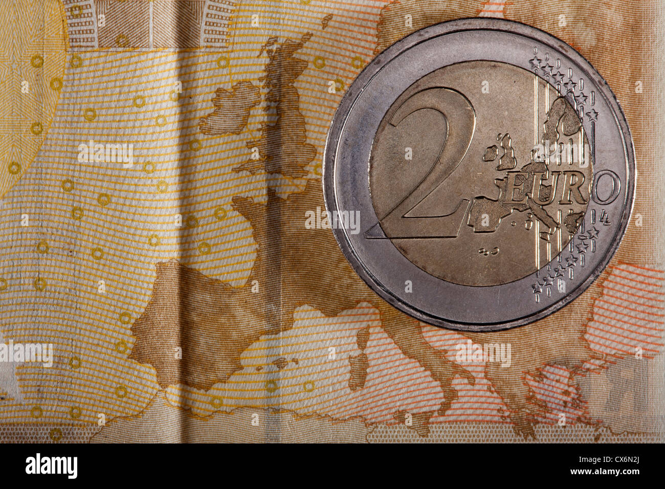 Détail d'un billet de cinquante euros avec une pièce de deux euros sur le dessus de celui-ci Banque D'Images