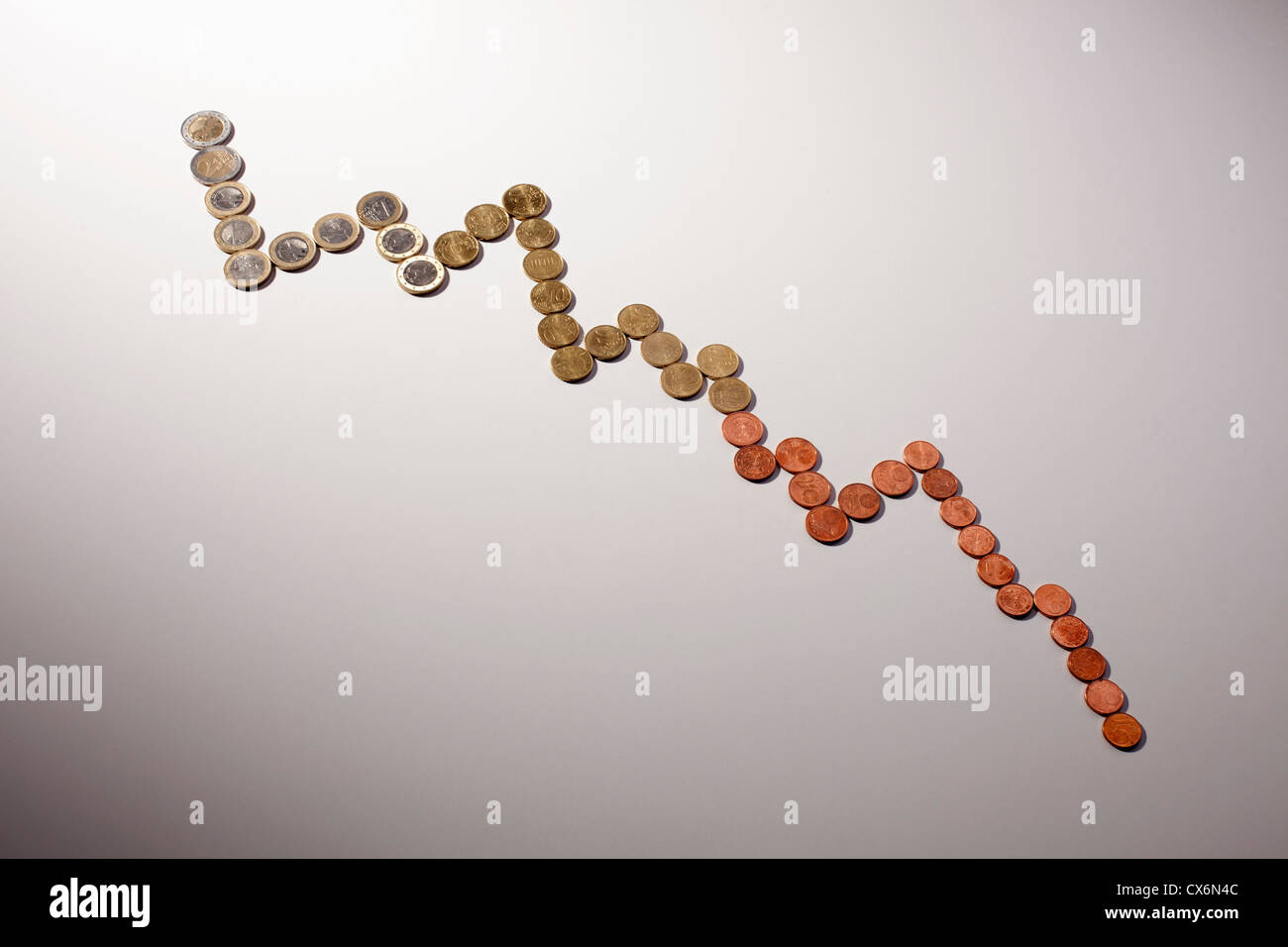 Pièces de monnaie de l'Union européenne organisés dans une ligne graphique décroissant Banque D'Images